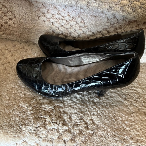 AVON BLACK CROC PRINT PATENT LEATHER HEELS - Picture 4 of 5